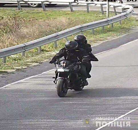 В Днепровском районе двое мужчин напали на сотрудников предприятия, совершили ограбление и скрылись на мотоцикле: фото, видео