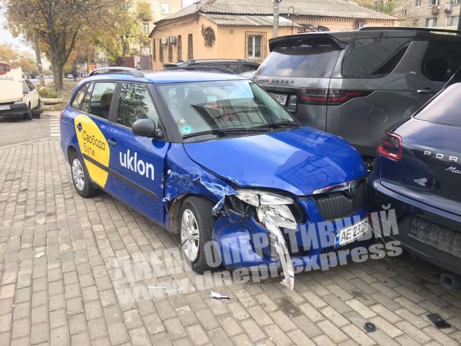 В Днепре на Грушевского Skoda врезалась в "Таврию", отлетев в Porsche и Land Rover: видео момента ДТП