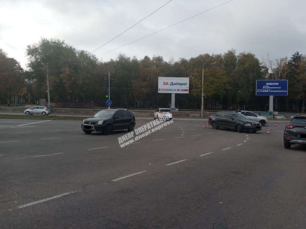 В Днепре на проспекте Богдана Хмельницкого Ford "влетел" в два автомобиля. Новости Днепра