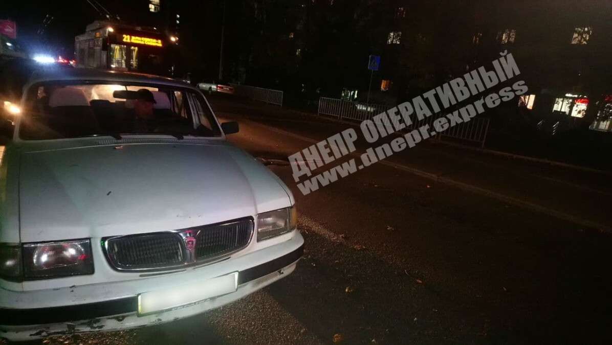 В Днепре на жилмассиве Сокол автомобиль "Волга" сбил женщину на пешеходном переходе