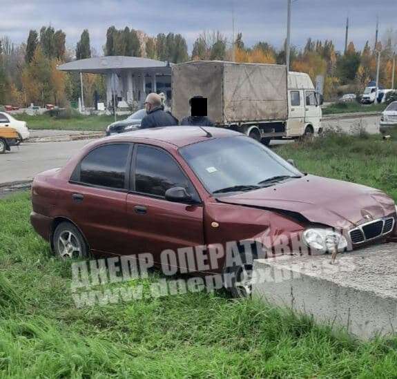 В Днепре Daewoo врезался в рекламный щит: видео момента ДТП