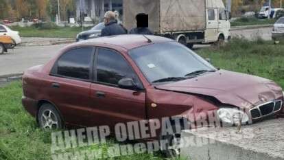 В Днепре Daewoo врезался в рекламный щит: видео момента ДТП