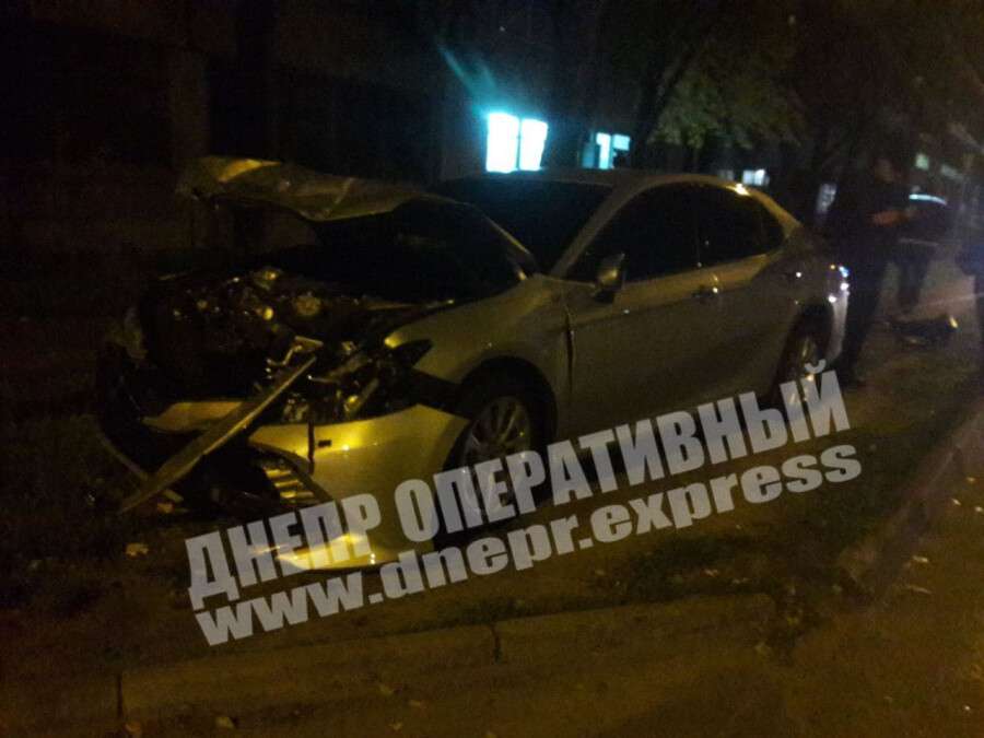 В Днепре на Маршала Малиновского Toyota врезалась в ВАЗ: пострадала женщина (фото)