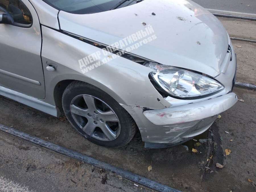 В Днепре на проспекте Богдана Хмельницкого Mazda столкнулась с Peugeot