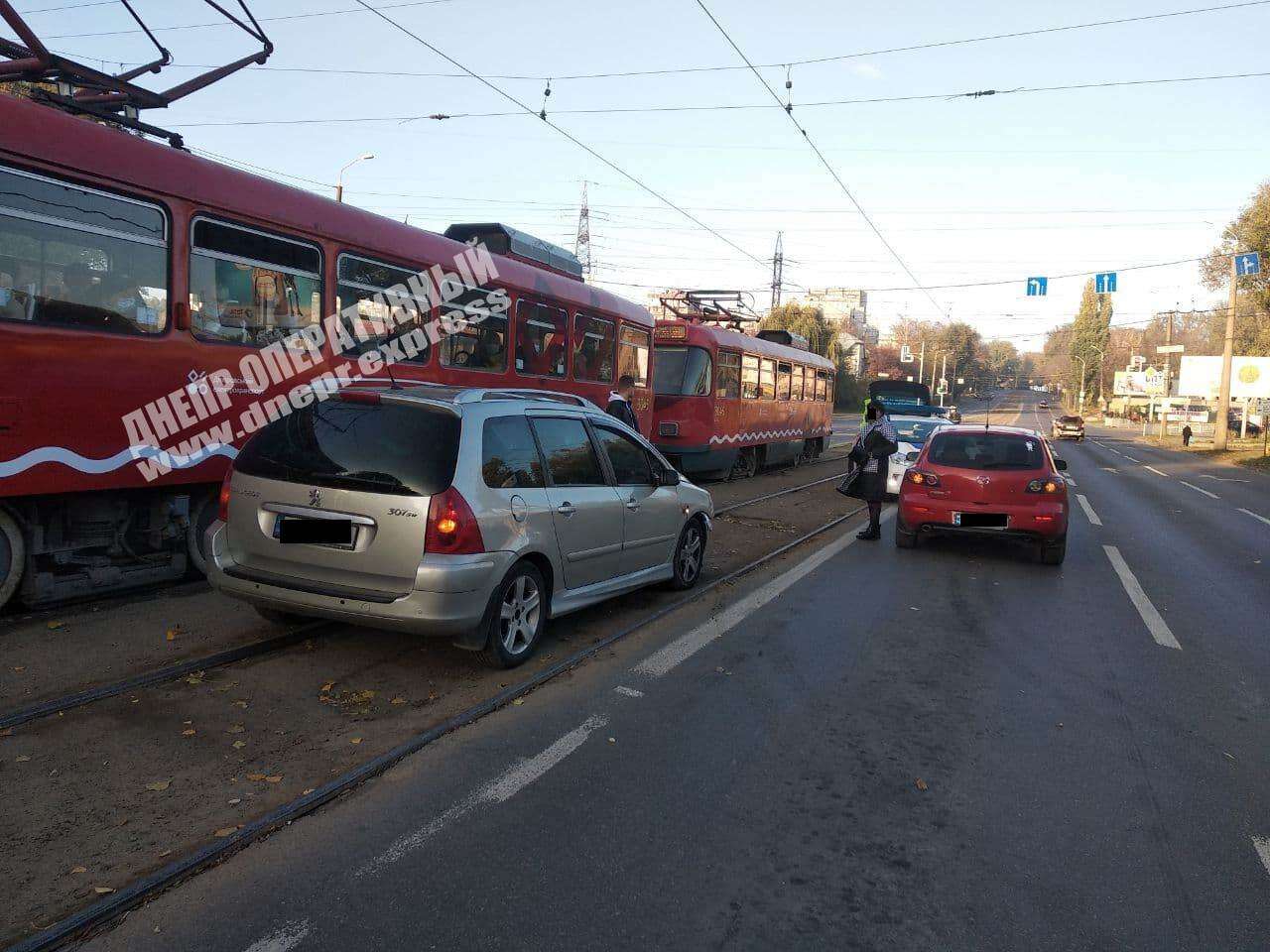 В Днепре на проспекте Богдана Хмельницкого Mazda столкнулась с Peugeot. Новости Днепра