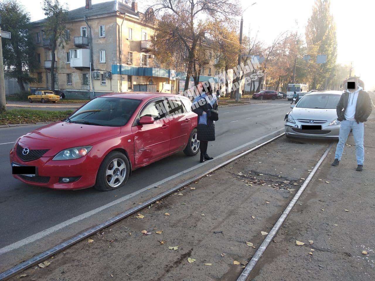 В Днепре на проспекте Богдана Хмельницкого Mazda столкнулась с Peugeot. Новости Днепра