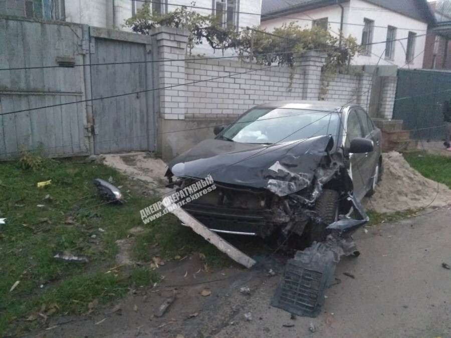 В Днепре на Мануйловском проспекте водитель Mitsubishi врезался в электроопору