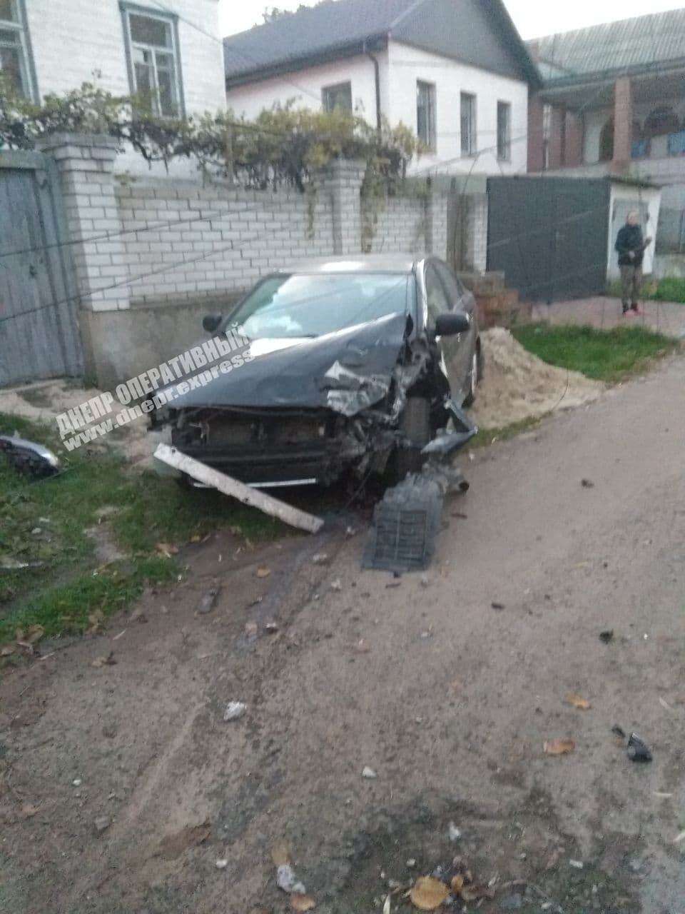 В Днепре на улице Саперная водитель Mitsubishi врезался в электроопору. Новости Днепра
