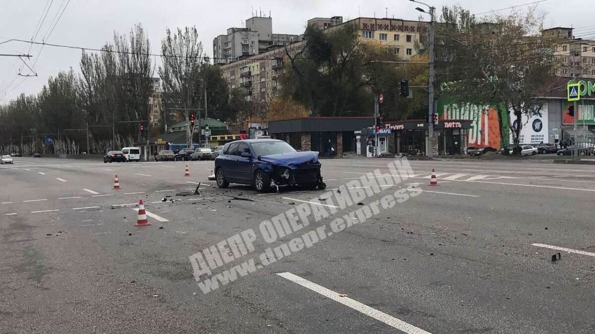 В Днепре на Набережной Заводской Toyota "влетела" в Mazda