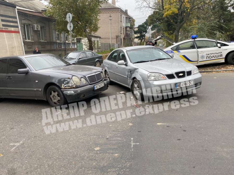 В Днепре Chevrolet не уступил дорогу Mercedes, из-за чего произошло ДТП: фото