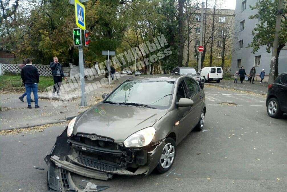 В Днепре на проспекте Богдана Хмельницкого маршрутка врезалась в Hyundai