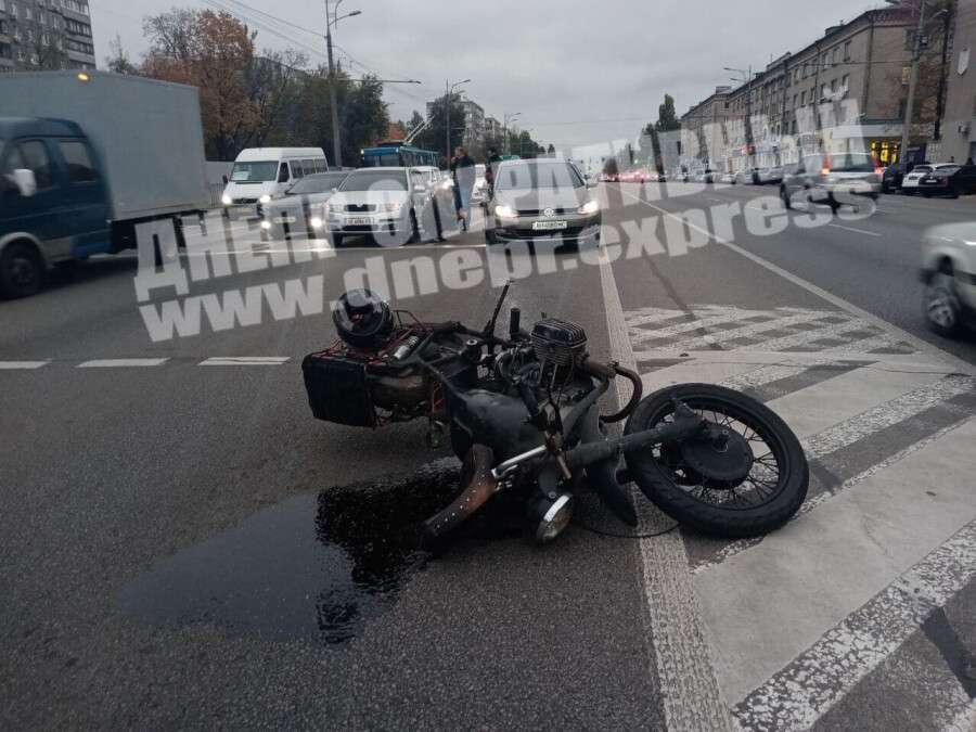 В Днепре на Слобожанском мотоциклист врезался в Volkswagen и Skoda: видео момента ДТП