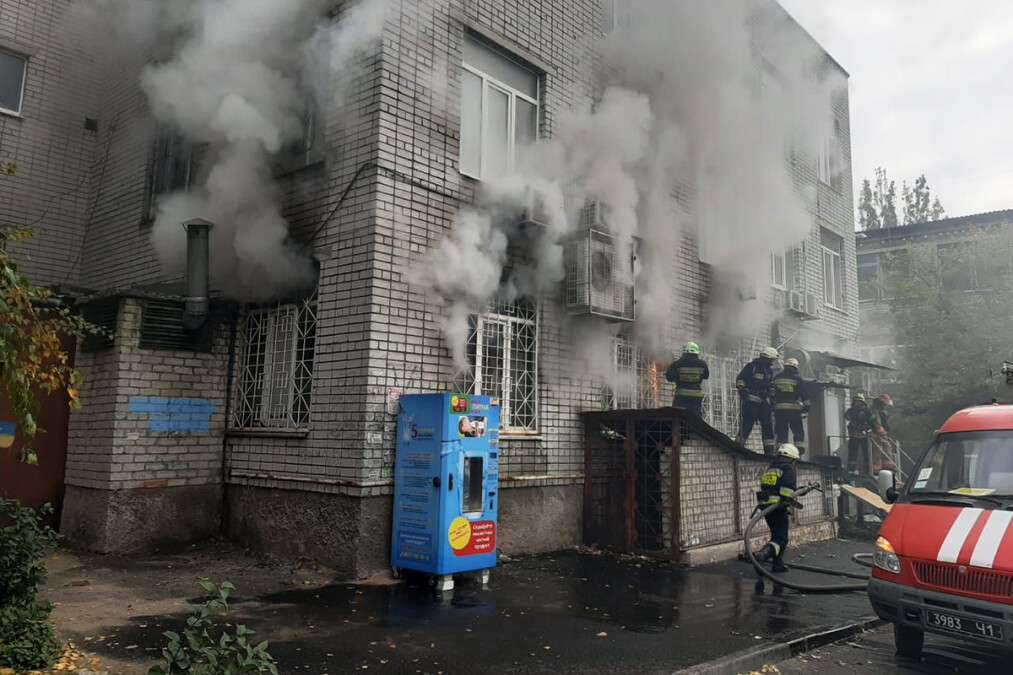 В Днепре на Калиновой горят складские помещения магазина "Ева"