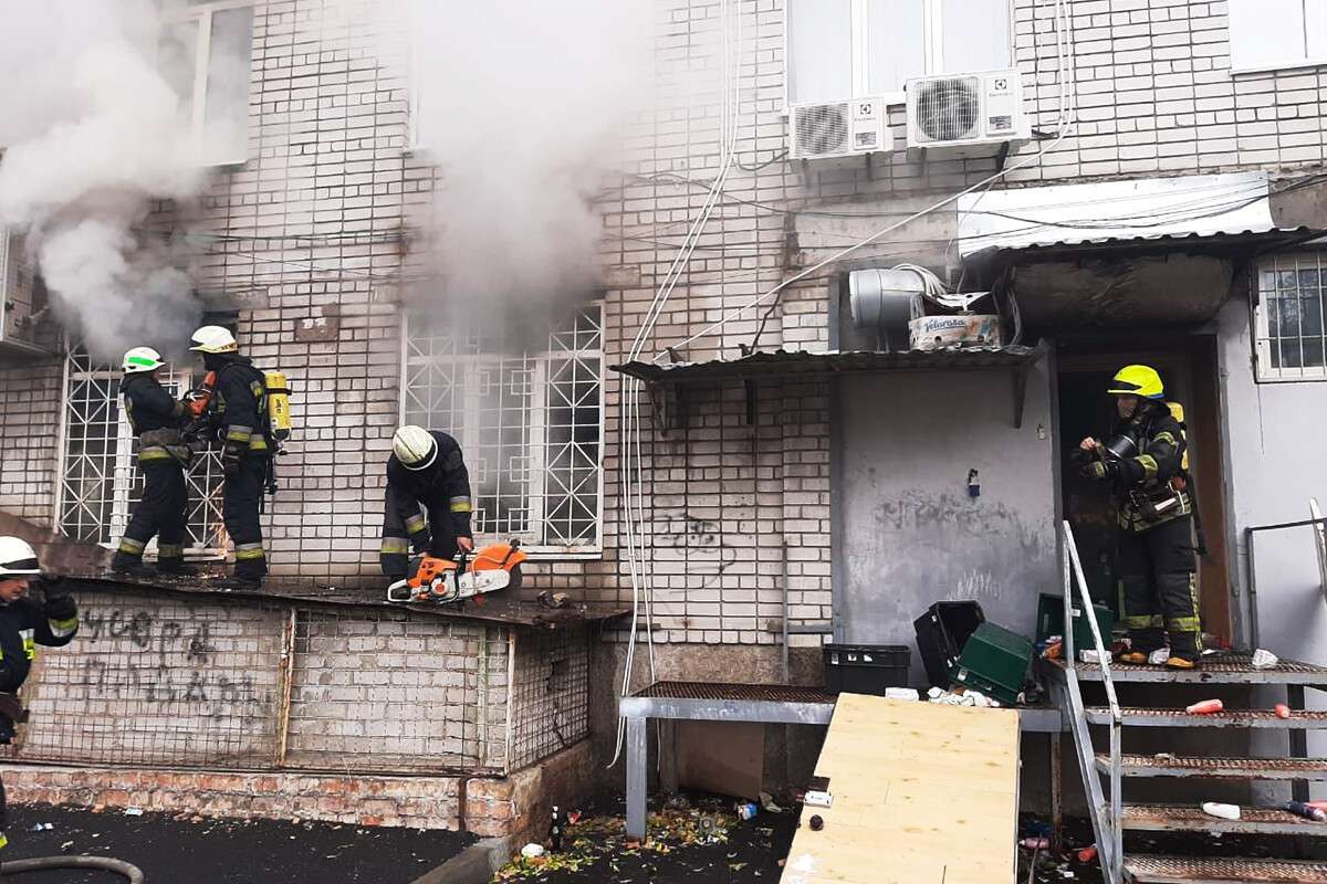 В Днепре на Калиновой горят складские помещения магазина 