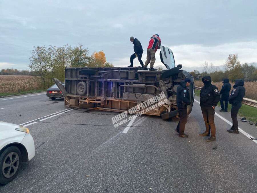 В Днепре на Полтавском шоссе перевернулся грузовой автомобиль