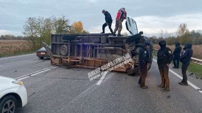 В Днепре на Полтавском шоссе перевернулся грузовой автомобиль