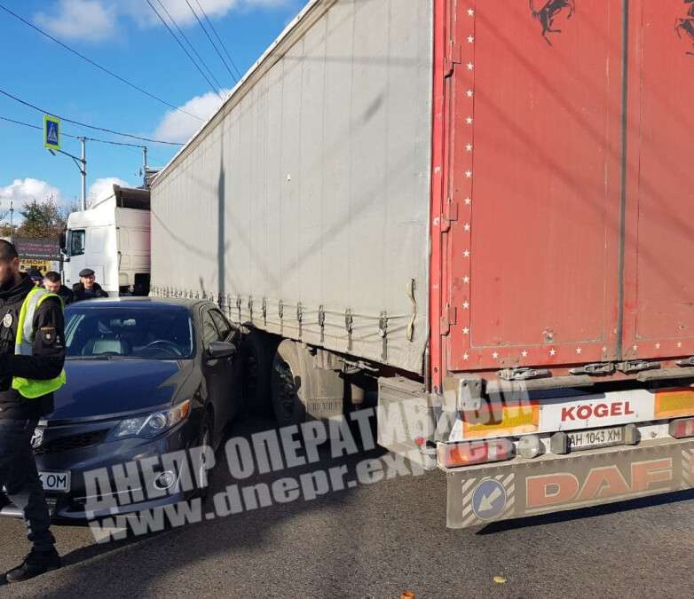 В Днепре на Донецком шоссе фура задела прицепом Toyota: видео момента ДТП