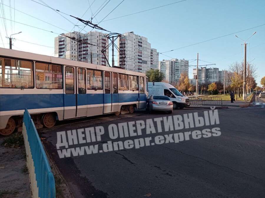 В Днепре на Михновского столкнулись легковушка и трамвай: фото