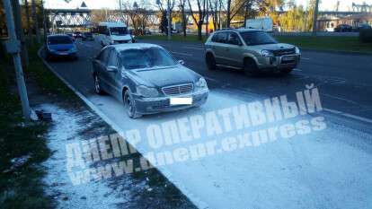 В Днепре возле Речпорта загорелся Mercedes: фото