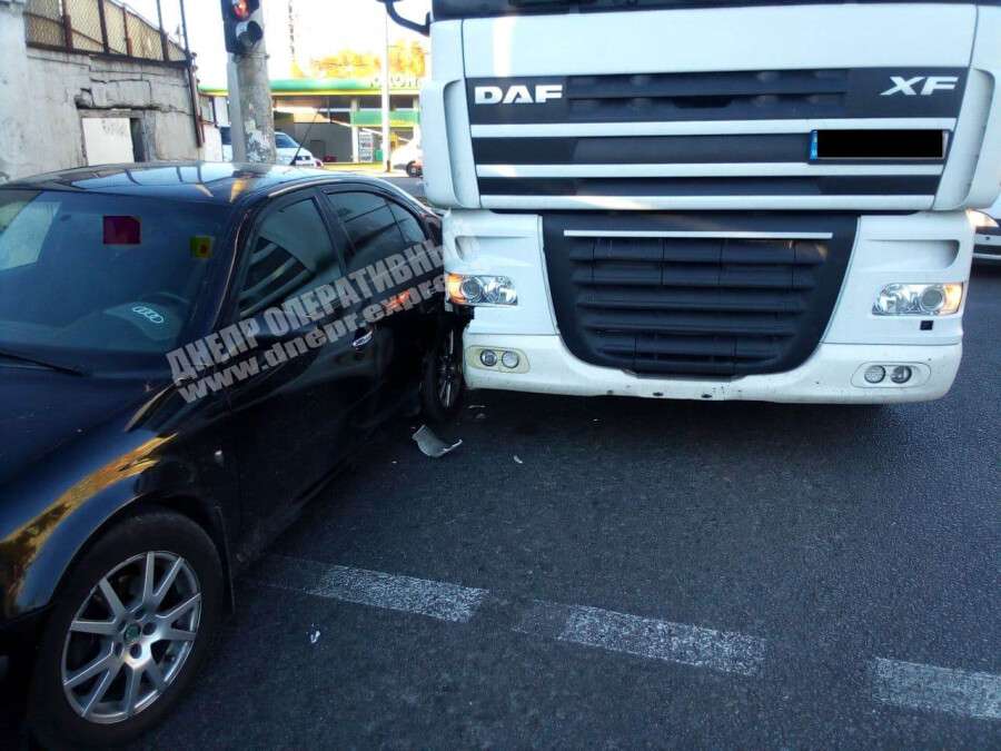 В Днепре на Калиновой грузовик "зацепил" Skoda: фото