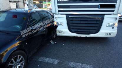 В Днепре на Калиновой грузовик "зацепил" Skoda: фото