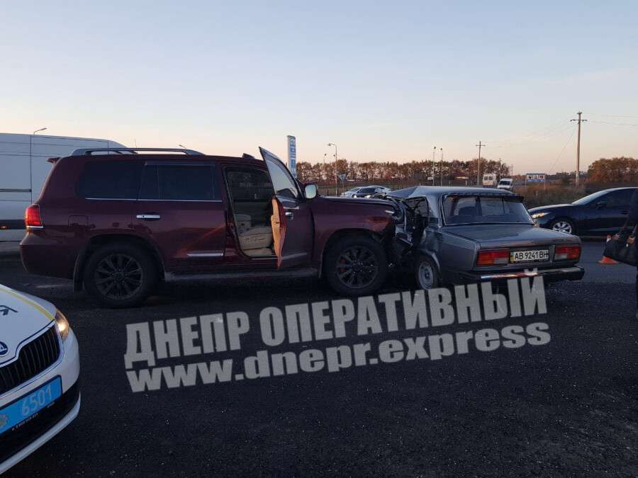Под Днепром на трассе Lexus врезался в ВАЗ: пострадал водитель легковушки (фото)