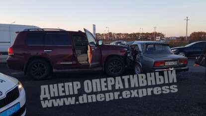Под Днепром на трассе Lexus врезался в ВАЗ: пострадал водитель легковушки (фото)