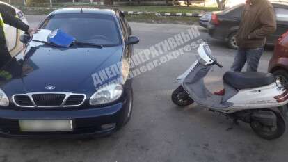 В Днепре пьяный мужчина на мопеде врезался в припаркованный Daewoo