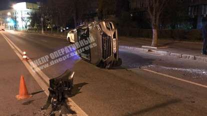 В Днепре возле "Поплавка" Mercedes на большой скорости "влетел" в автомобиль Hyundai