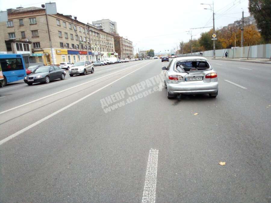 В Днепре на Слобожанском неизвестный автомобиль подрезал Daewoo Lanos и спровоцировал тройное ДТП