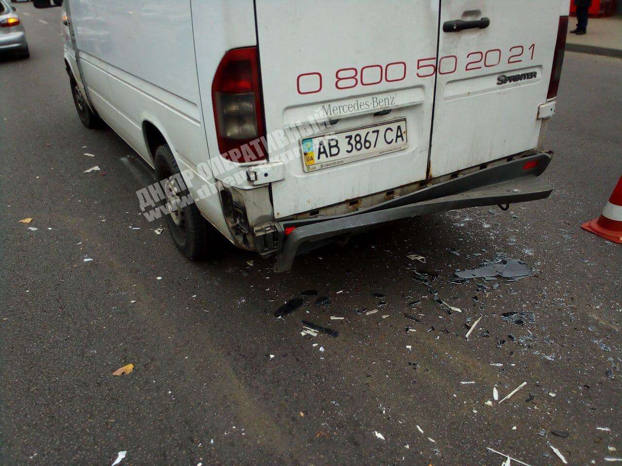 В Днепре на Слобожанском неизвестный автомобиль подрезал Daewoo Lanos и спровоцировал тройное ДТП. Новости Днепра