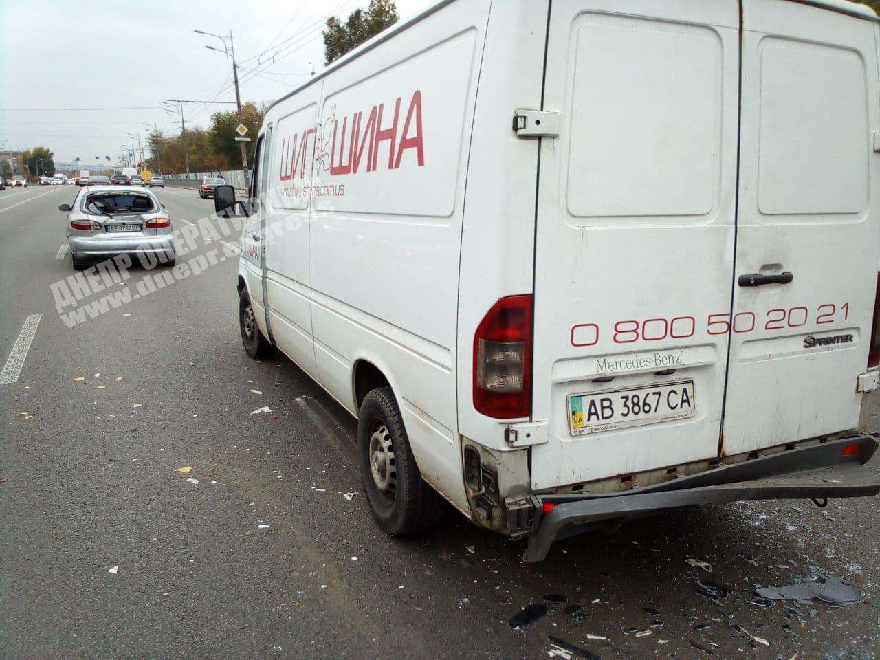 В Днепре на Слобожанском неизвестный автомобиль подрезал Daewoo Lanos и спровоцировал тройное ДТП. Новости Днепра 