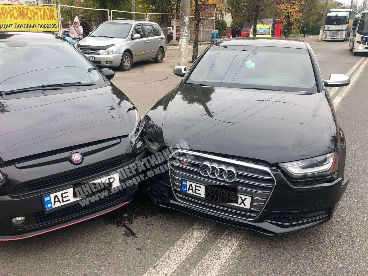 В Днепре на улице Богдана Хмельницкого столкнулись Fiat и Audi. Новости Днепра