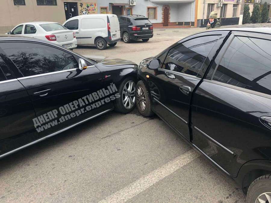 В Днепре на улице Богдана Хмельницкого столкнулись Fiat и Audi