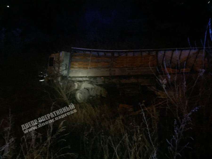 Под Днепром водитель грузовика уснул за рулем и врезался в отбойник