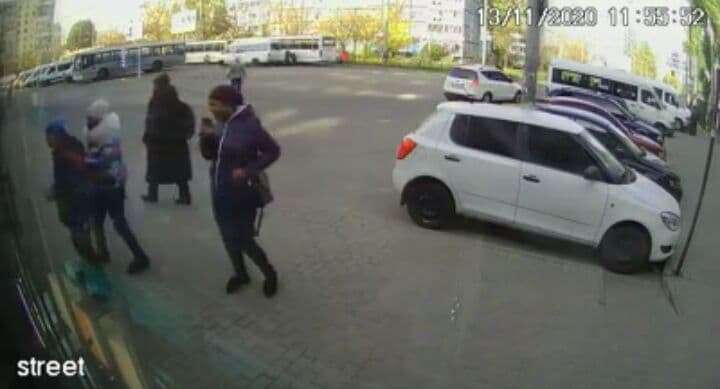В Днепре на Парусе две воровки вытащили у подростка телефон возле остановки