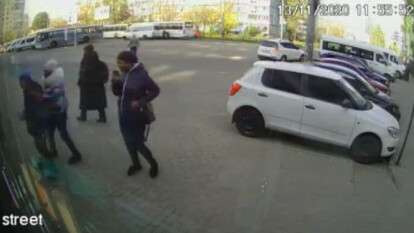 В Днепре на Парусе две воровки вытащили у подростка телефон возле остановки