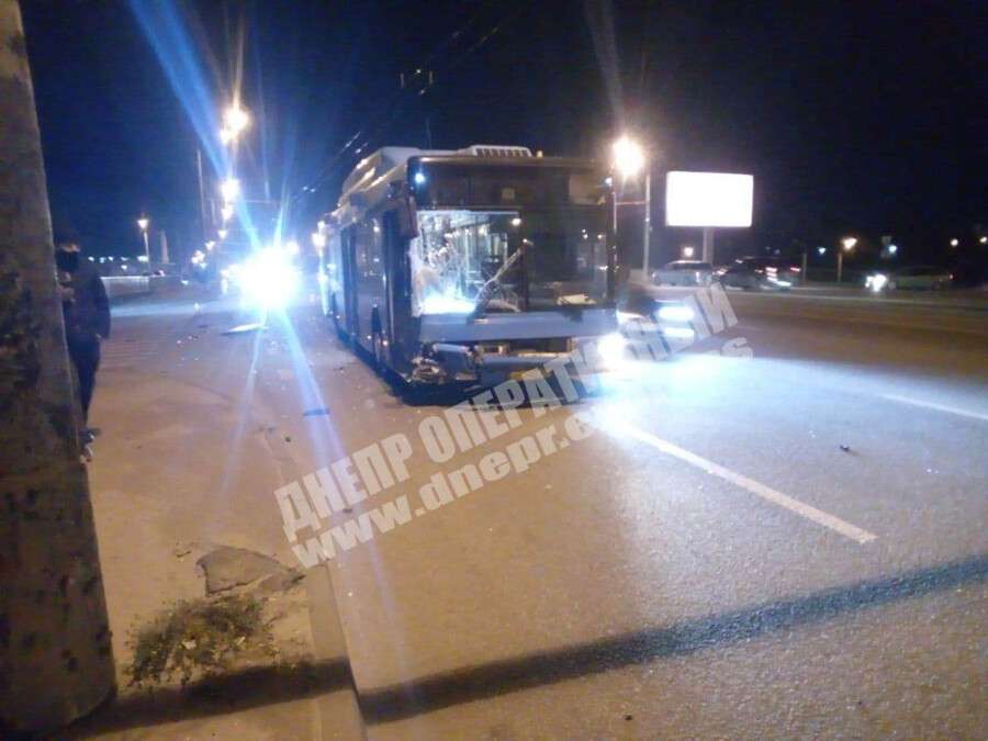 В Днепре на Слобожанском проспекте автобус врезался в Toyota