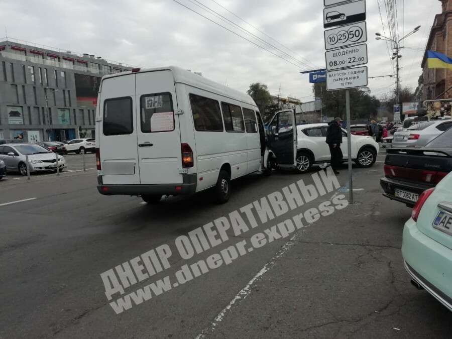 В центре Днепра маршрутка врезалась в Nissan, выезжающий с парковки