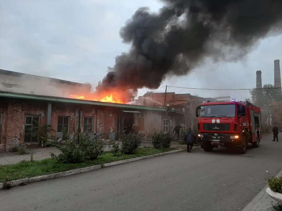 В Днепре произошел масштабный пожар на территории агрегатного завода