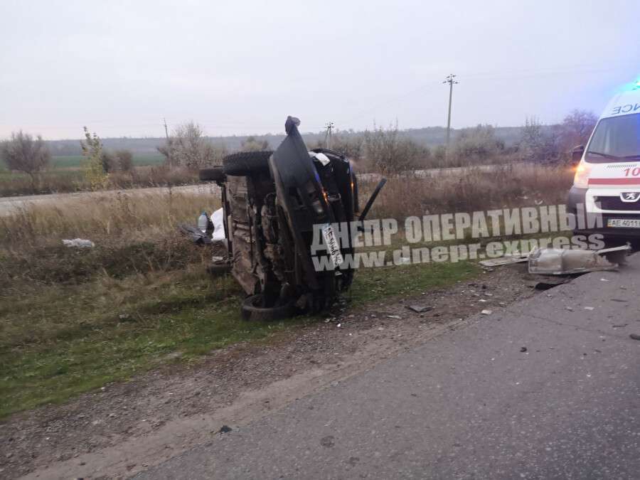 В Днепропетровской области столкнулись фура и легковушка: есть пострадавший (фото)