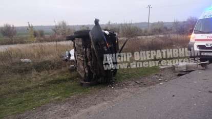 В Днепропетровской области столкнулись фура и легковушка: есть пострадавший (фото)