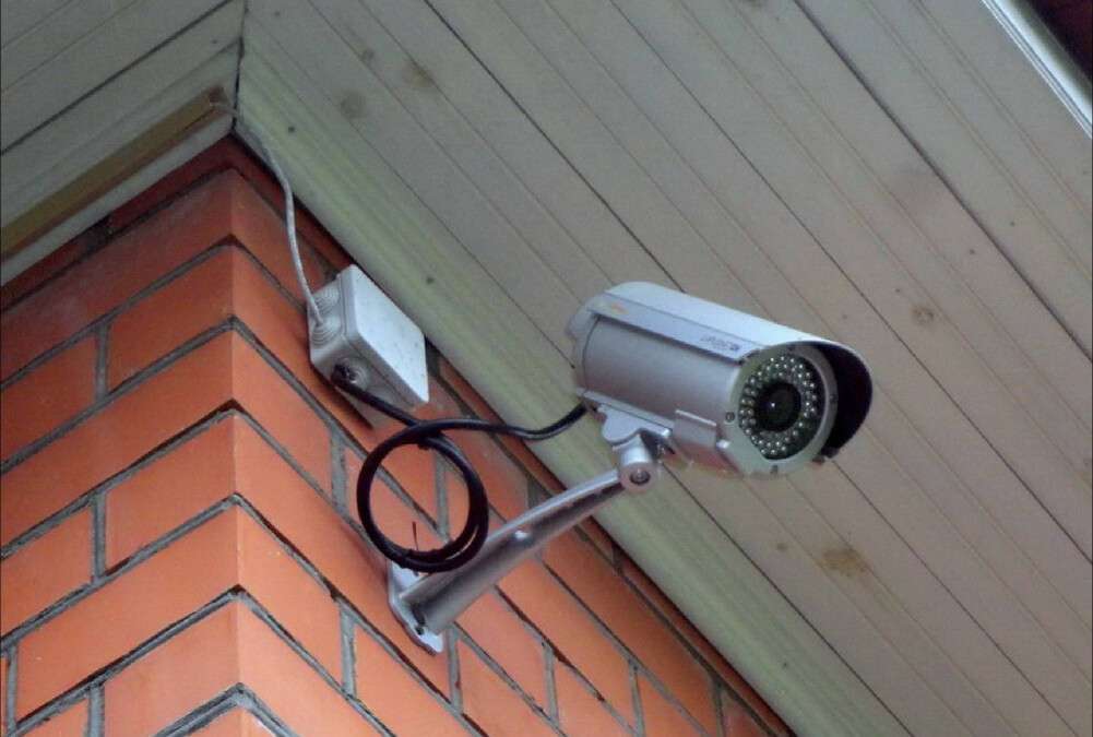 В Никополе камера видеонаблюдения помогла задержать уличного грабителя