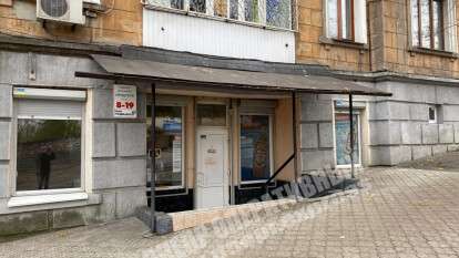 В Днепре на улице Михаила Грушевского в продуктовом магазине торгуют "левой" водкой