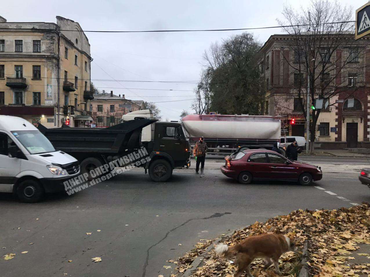 В Днепре на проспекте Ивана Мазепы грузовик врезался в Daewoo. Новости Днепра