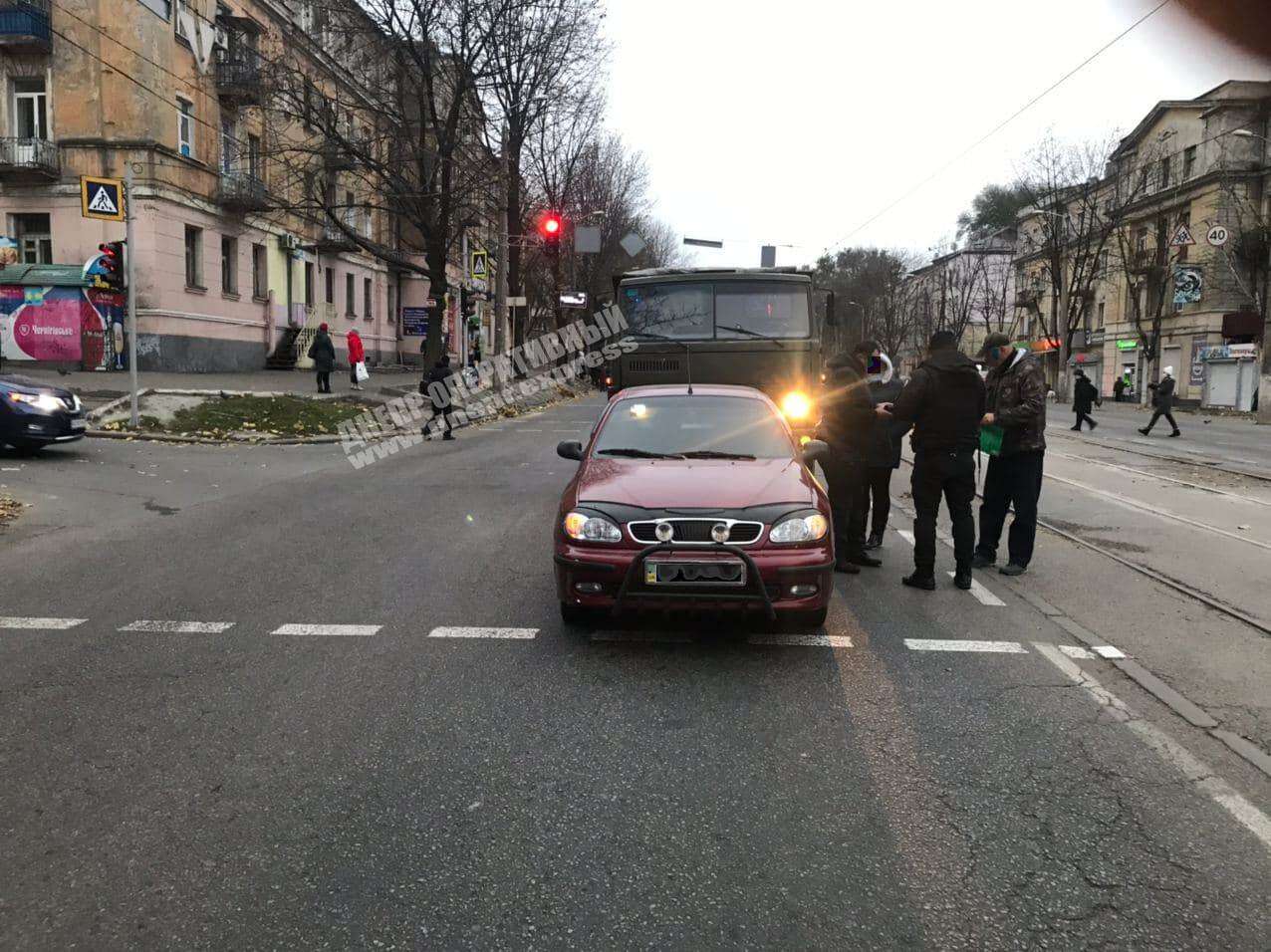 В Днепре на проспекте Ивана Мазепы грузовик врезался в Daewoo. Новости Днепра 