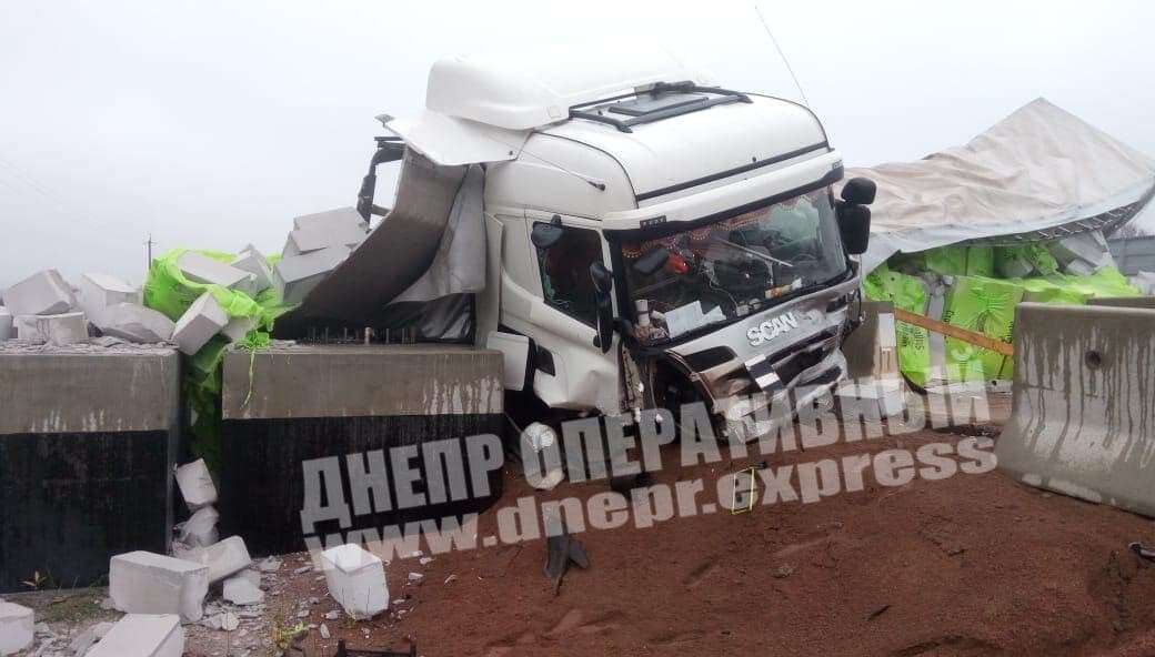 Под Житомиром произошло смертельное ДТП: 18-летний водитель на Skoda "влетел" в фуру (фото)