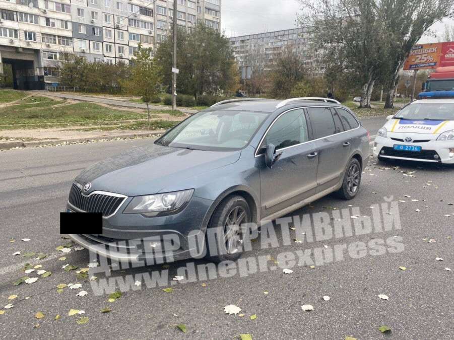 В Днепре на Донецком шоссе водитель на Skoda сбил женщину: подробности
