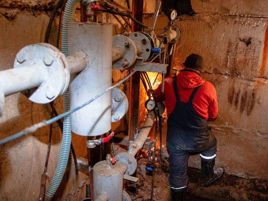 Жители будут с качественным теплом: в доме на улице Гладкова, 4 заменяют трубопровод центрального отопления