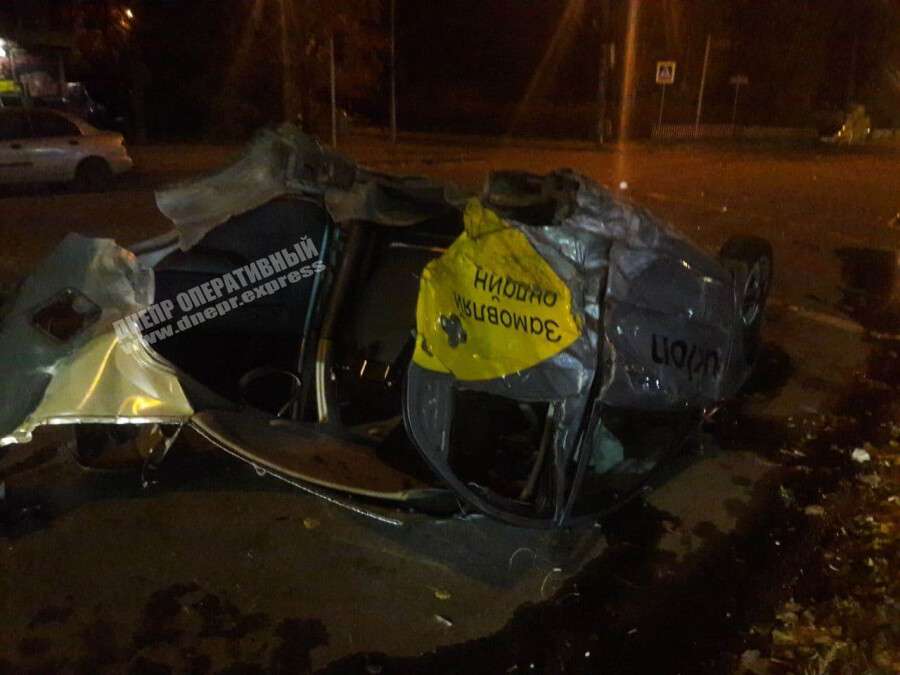В Днепре на проспекте Героев Subaru столкнулось с такси Uklon: автомобиль разорвало на части
